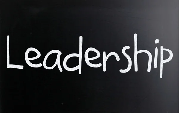 Slovo "vedení" ručně s bílou křídou na blackboa — Stock fotografie