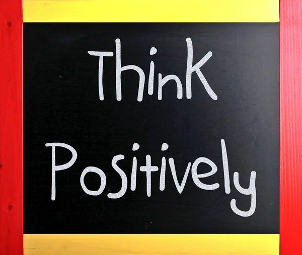 "Tänka positivt ”handskrivna med vit krita på en svart tavla — Stockfoto