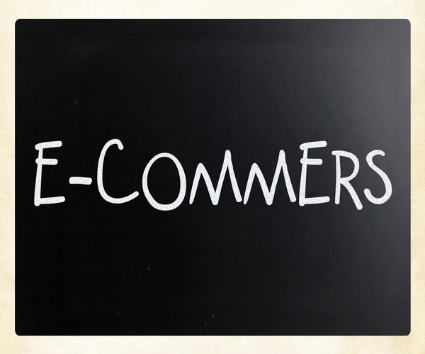 Das Wort "e-commers" handgeschrieben mit weißer Kreide auf einem schwarzen Eber — Stockfoto