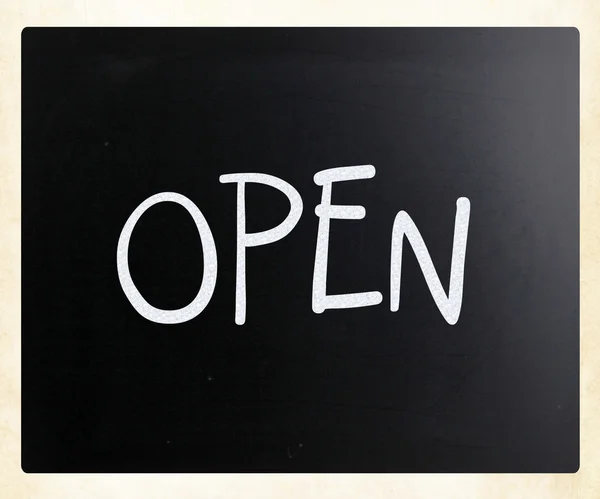 Słowo "open" ręcznie z białą kredą na tablicy — Zdjęcie stockowe