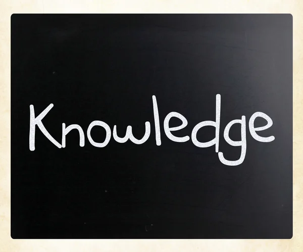 "知识"用黑板上用白色粉笔手写 — 图库照片