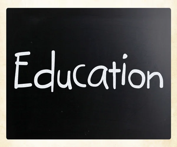 La palabra "Educación" escrita a mano con tiza blanca en un Blackboar — Foto de Stock