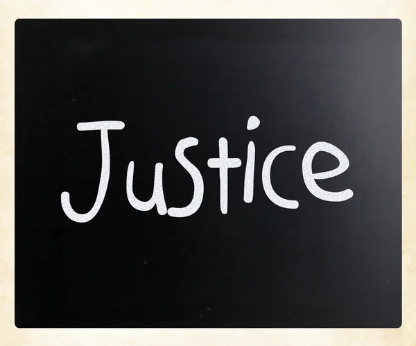 Het woord "Justitie" met de hand geschreven met wit krijt op een schoolbord — Stockfoto