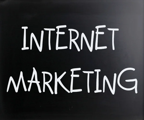 "Internet marketing" handwritten with white chalk on a blackboar — Stock Photo, Image