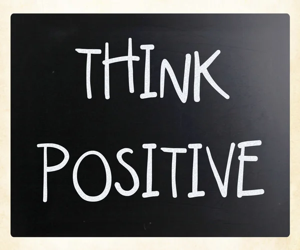 "Myslete pozitivně "vlastnoručně s bílou křídou na tabuli — Stock fotografie