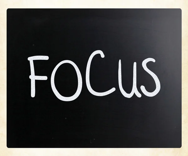 Het woord "focus" met de hand geschreven met wit krijt op een schoolbord — Stockfoto