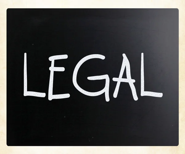 La palabra "Legal" escrita a mano con tiza blanca en una pizarra — Foto de Stock