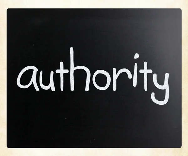 "Myndighet "handskriven med vit krita på en svart tavla — Stockfoto
