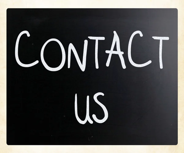 "Kontakta oss "handskriven med vit krita på en svart tavla — Stockfoto