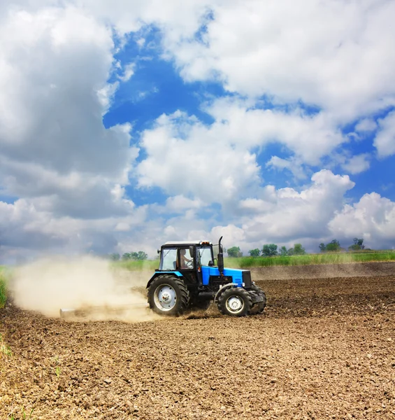 Фермерский трактор в поле — стоковое фото