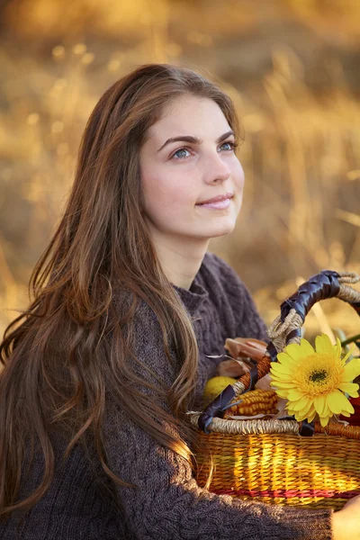 Ung kvinna med BLOMSTERKORG — Stockfoto