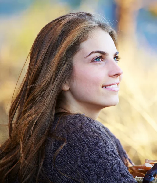 Beautiful young woman outdoor — Stock Photo, Image
