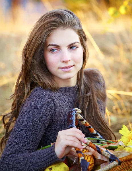 美しい若い女性の屋外 — ストック写真