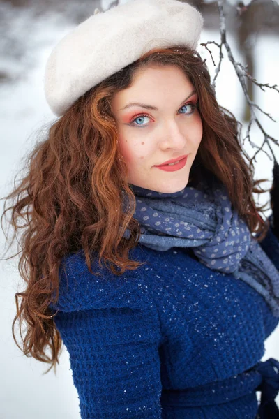 Portrait de belle jeune femme en plein air — Photo