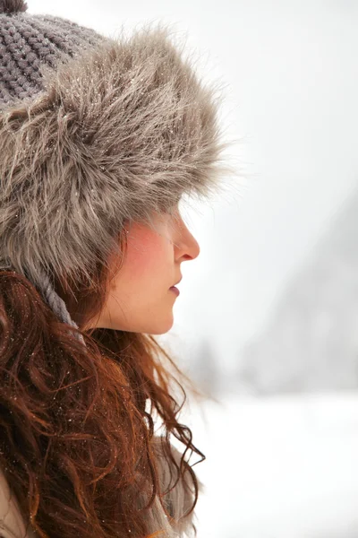 Genç kadın kışın eğleniyor — Stok fotoğraf