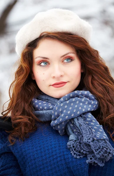 Junge Frau im Winter im Freien Stockbild