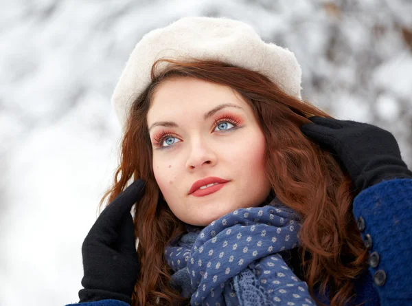 Piękna młoda kobieta odkryty w zimie — Zdjęcie stockowe