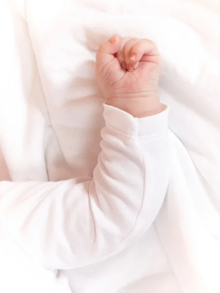 Liten hand på en nyfödd — Stockfoto