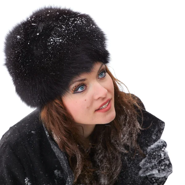 Elegante junge Frau im Winter draußen — Stockfoto