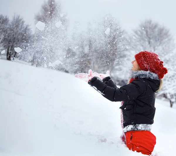 Jovem mulher se divertindo no inverno — Fotografia de Stock