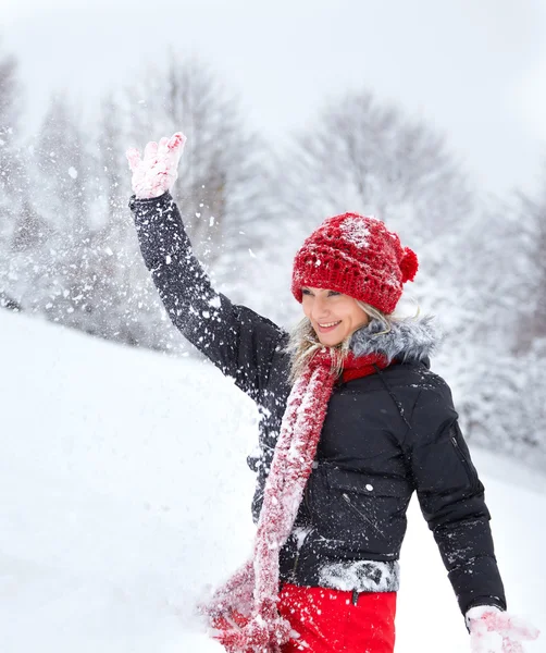 Mladá žena si hraje se sněhem — Stock fotografie