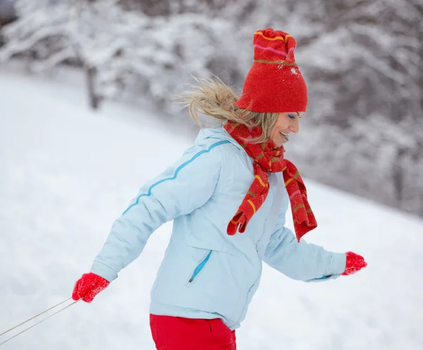 Donna che corre attraverso la neve — Foto Stock