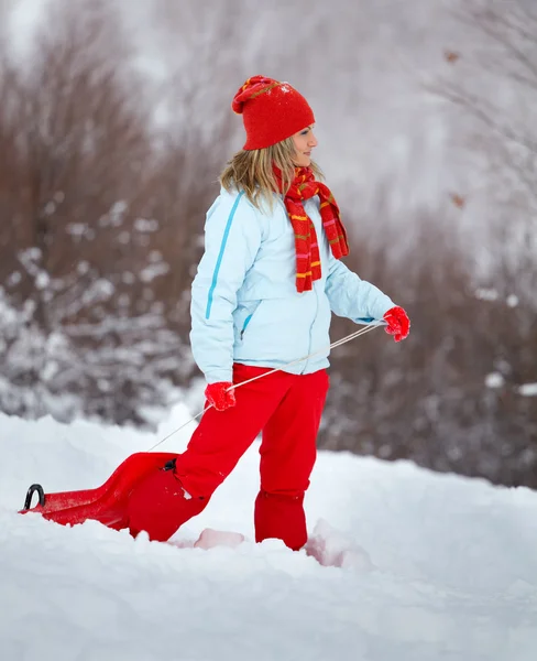 Jovem mulher ao ar livre no inverno — Fotografia de Stock