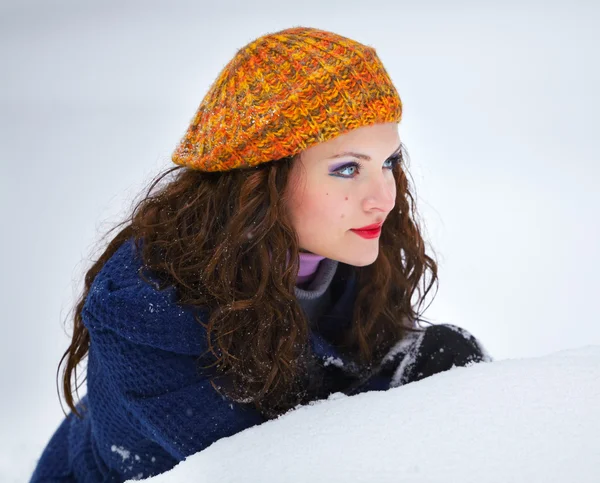 Jovem mulher escondida na neve — Fotografia de Stock