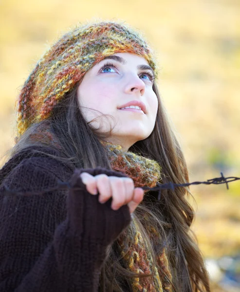 秋に屋外の美しい若い女性 — ストック写真
