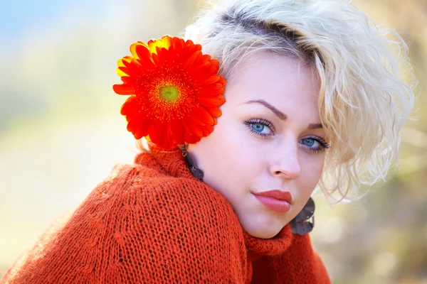 Schöne junge Frau im Herbst im Freien — Stockfoto