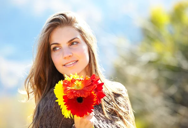 Woman with flowers outdoor — Stock Photo, Image