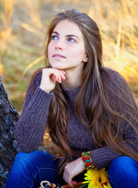 Young woman resting outdoor — Stock Photo, Image