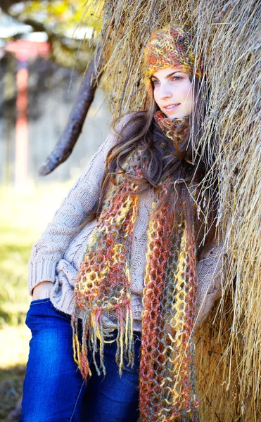 Портрет молодой женщины осенью — стоковое фото