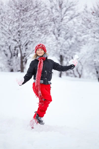 Vrouw loopt door sneeuw — Stockfoto