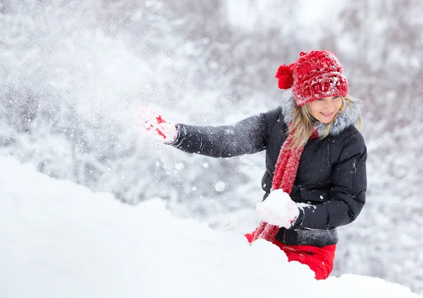 Frau spielt im Schnee — Stockfoto