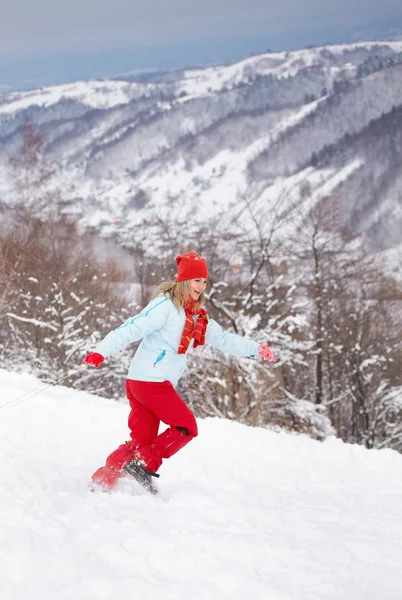 Жінка біжить снігом — стокове фото