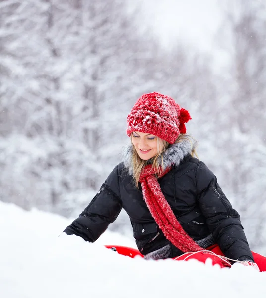 Femme jouant dans la neige — Photo