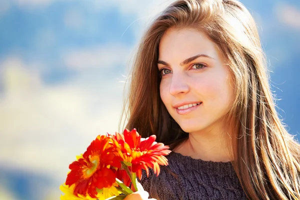 Ritratto di giovane donna in autunno — Foto Stock