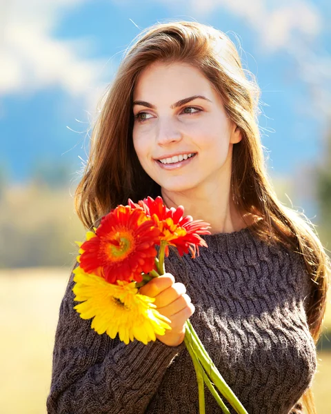 Jonge vrouw portret in de herfst — Stockfoto