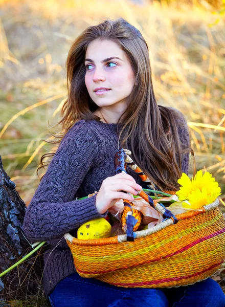 Retrato de mulher jovem no outono — Fotografia de Stock