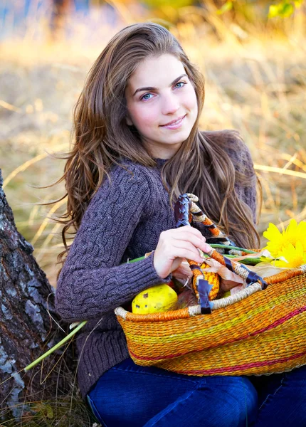 Retrato de mujer joven en otoño —  Fotos de Stock