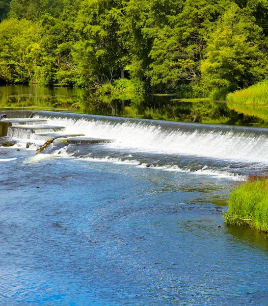 Cascadă artificială pe râul Liffey — Fotografie, imagine de stoc