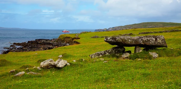 Tumba megalítica en la bahía de Cleggan — Foto de Stock