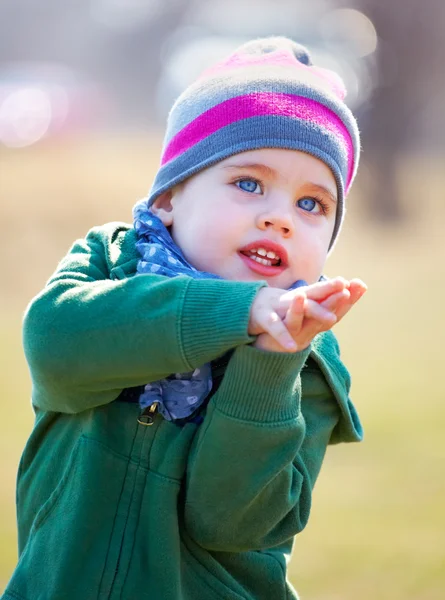 Baby boy portrét venkovní na jaře — Stock fotografie