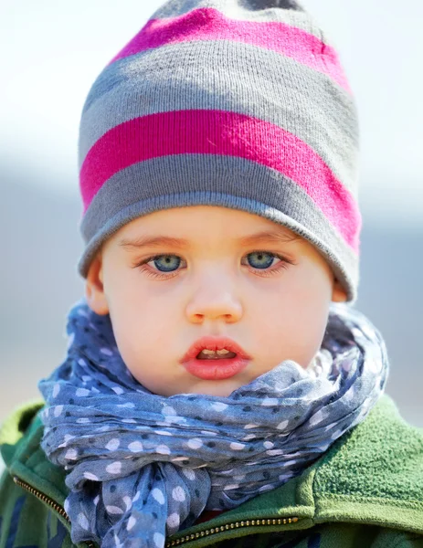 Portrait de bébé garçon extérieur au printemps — Photo