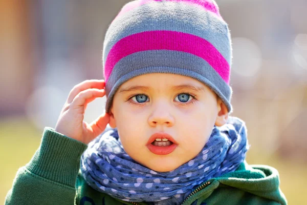 Baby boy portrét venkovní na jaře — Stock fotografie