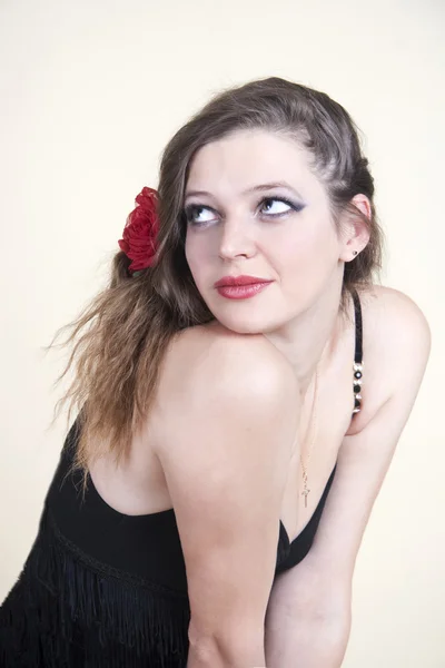 Retrato de joven hermosa chica en un vestido negro —  Fotos de Stock