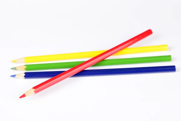 Разноцветные карандаши на белом фоне — стоковое фото