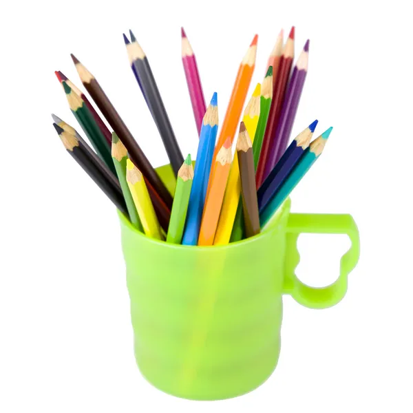 Lápices de colores están en una taza verde — Foto de Stock