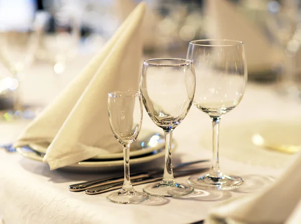Óculos e pratos na mesa no restaurante — Fotografia de Stock
